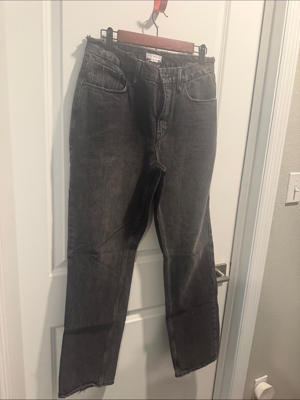 Good American woman’s Faded Black Straight Jeans